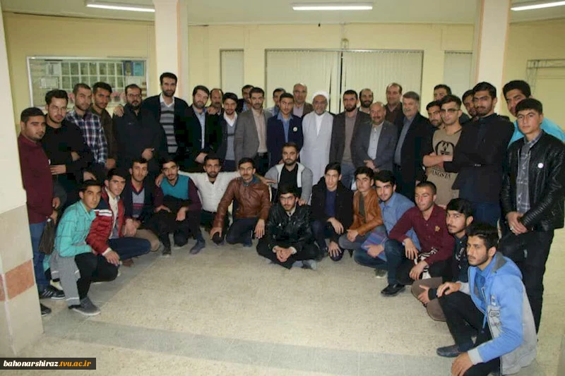 رئیس دانشگاه فنی‌وحرفه‌ای استان فارس در معارفه مسئول بسیج دانشجویی دانشکده شهید باهنر:

پژوهش‌محوری اولویت برنامه‌های بسیج دانشجویی باشد


 6