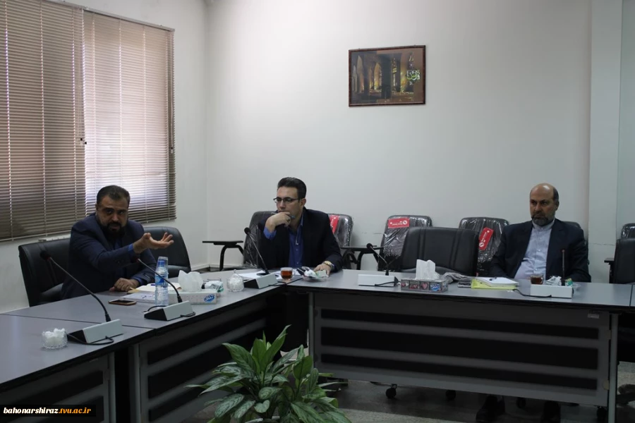 نشست استادان ادبیات  با مسئول گروه معارف دانشکده شهید باهنر شیراز  7