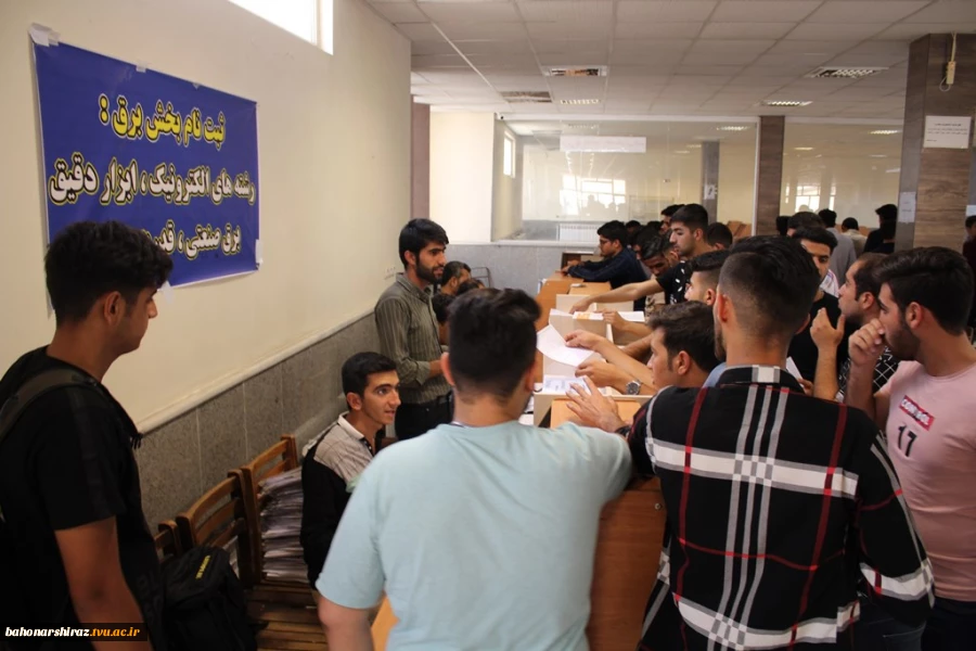 گزارش تصویری از روز پرکار کارکنان دانشکده شهید باهنر شیراز  و ثبت نام دانشجویان کارشناسی  7