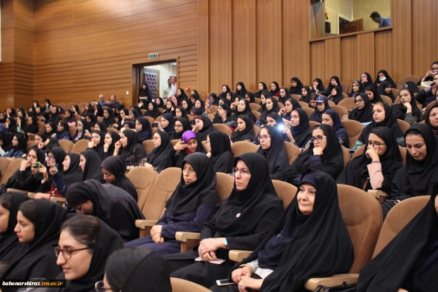 حضور دانشجویان دختر و پسر دانشکده های فنی دختران و شهید باهنر شیراز در آیین بازگشایی دانشگاه های استان فارس 9