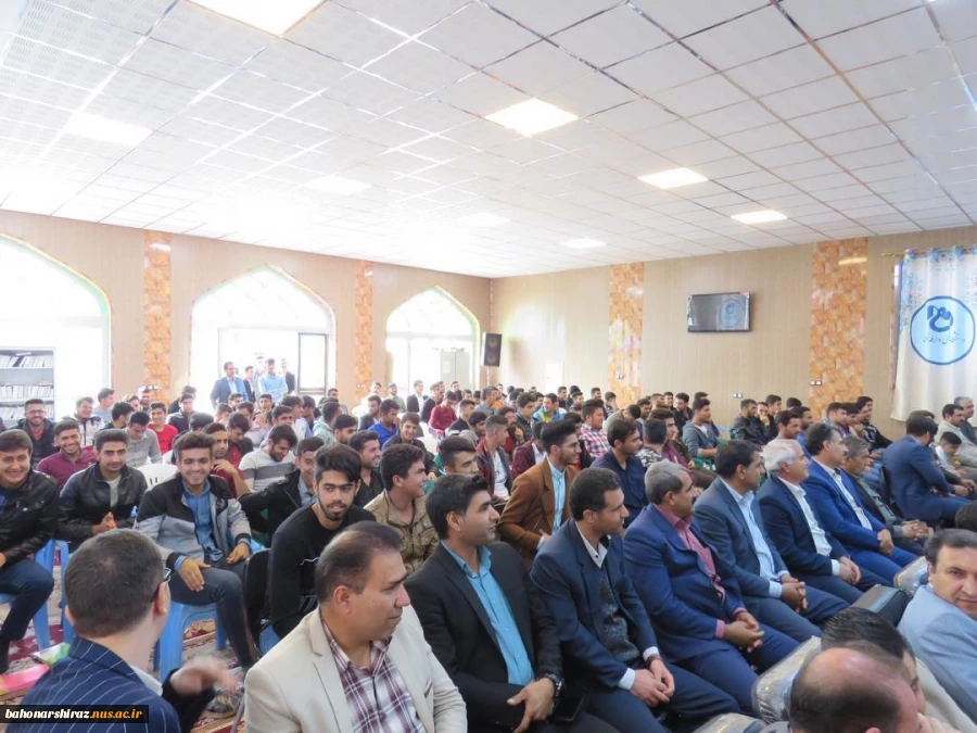 برگزاری مراسم روز دانشجو در آموزشکده فنی وحرفه ای پسران ممسنی 
 6