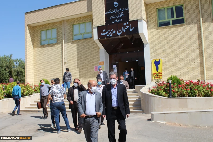 گزارش تصویری / بازدید مدیرکل راه و شهرسازی استان فارس از آزمون ورود به حرفه مهندسان در دانشکده فنی و مهندسی شهید باهنر شیراز  9