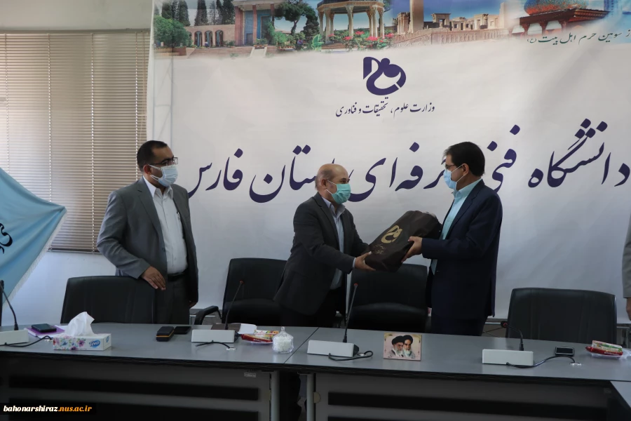 گزارش تصویری از مراسم تجلیل از اساتید نمونه دانشکده شهید باهنر شیراز 5