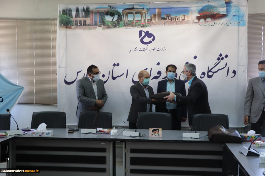 گزارش تصویری از مراسم تجلیل از اساتید نمونه دانشکده شهید باهنر شیراز 8