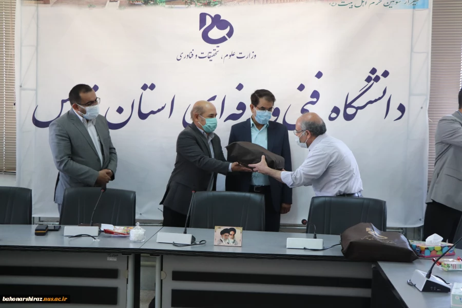 گزارش تصویری از مراسم تجلیل از اساتید نمونه دانشکده شهید باهنر شیراز 9