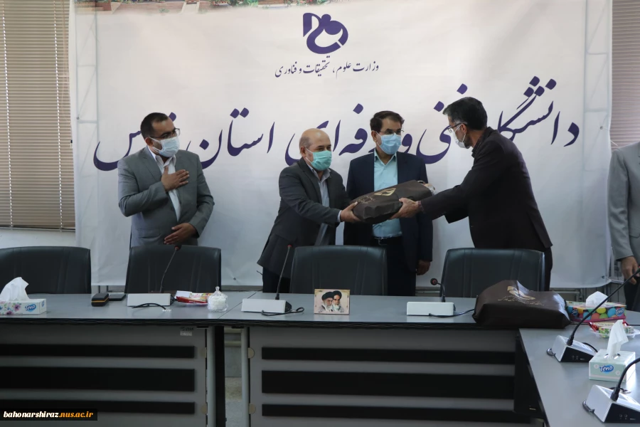 گزارش تصویری از مراسم تجلیل از اساتید نمونه دانشکده شهید باهنر شیراز 10
