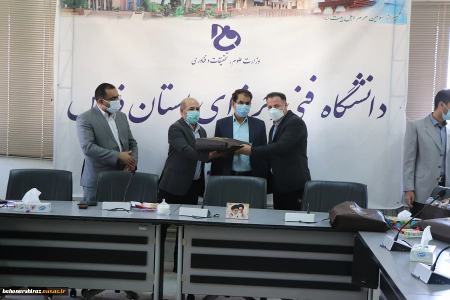 گزارش تصویری از مراسم تجلیل از اساتید نمونه دانشکده شهید باهنر شیراز 12