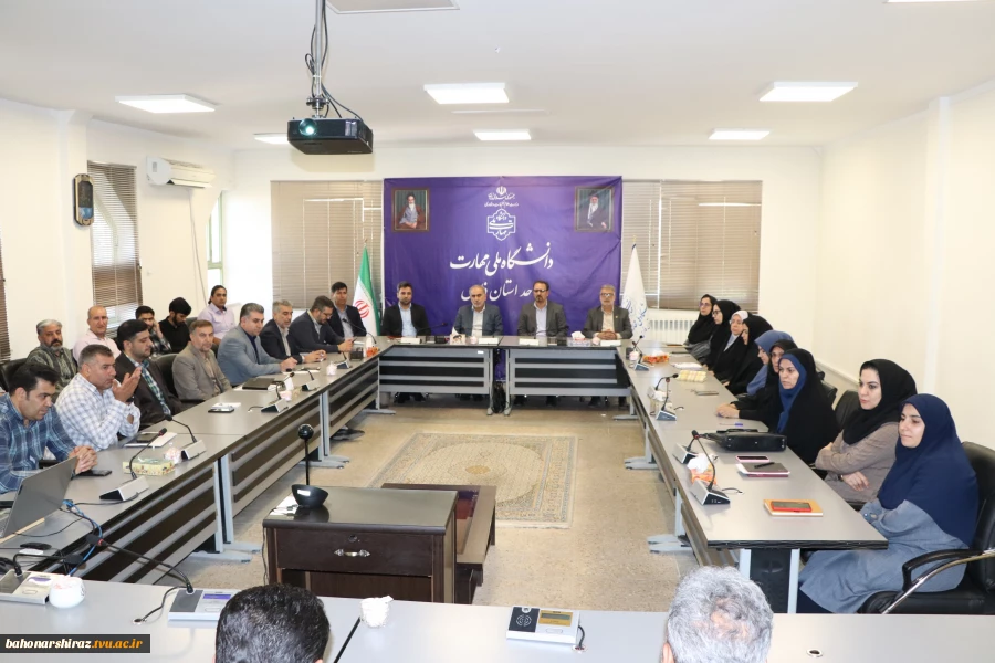نشست صمیمی کارکنان و معاونین دانشگاه ملی مهارت استان فارس با دکتر جعفر قادری 5