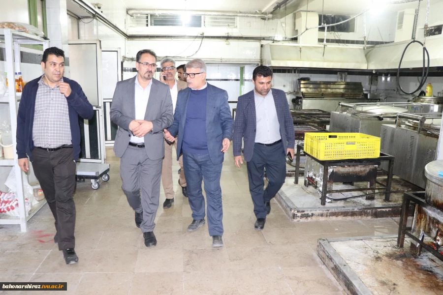 بازدید شبانه رئیس دانشگاه ملی مهارت استان فارس از خوابگاه، سلف‌سرویس و گفت‌وگوی صمیمی با دانشجویان 3