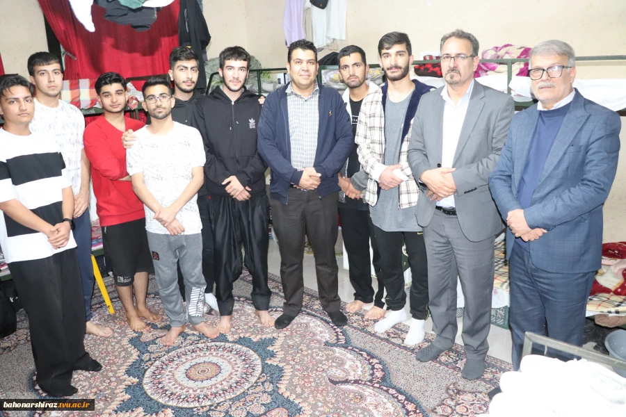 بازدید شبانه رئیس دانشگاه ملی مهارت استان فارس از خوابگاه، سلف‌سرویس و گفت‌وگوی صمیمی با دانشجویان 7