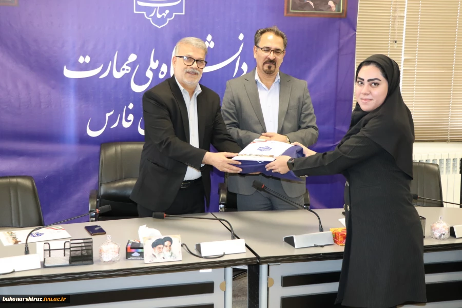 مراسم تقدیر و تجلیل از مشاورین مرکز مشاوره و سلامت دانشگاه ملی مهارت استان فارس برگزار شد 5