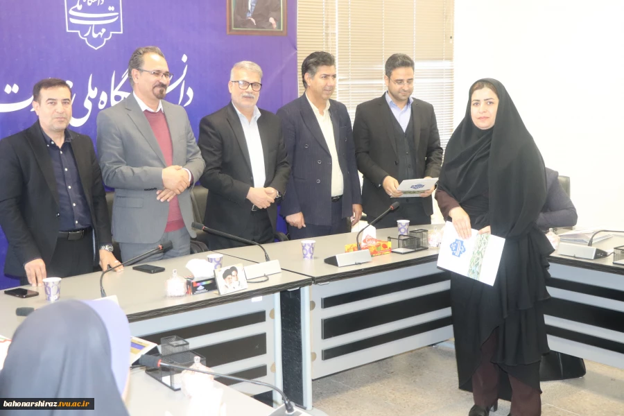 تجلیل از بانوان همکار دانشگاه ملی مهارت استان فارس در آیین گرامیداشت روز زن 4