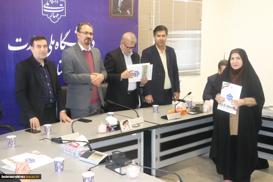 تجلیل از بانوان همکار دانشگاه ملی مهارت استان فارس در آیین گرامیداشت روز زن 6