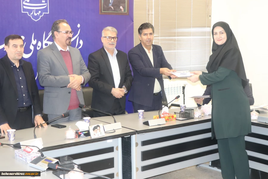 تجلیل از بانوان همکار دانشگاه ملی مهارت استان فارس در آیین گرامیداشت روز زن 7