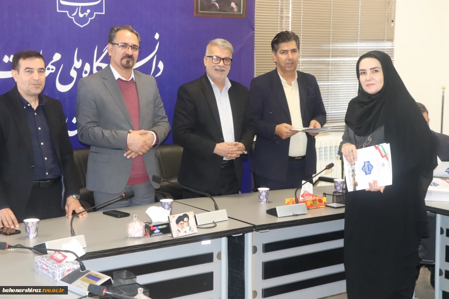 تجلیل از بانوان همکار دانشگاه ملی مهارت استان فارس در آیین گرامیداشت روز زن 9