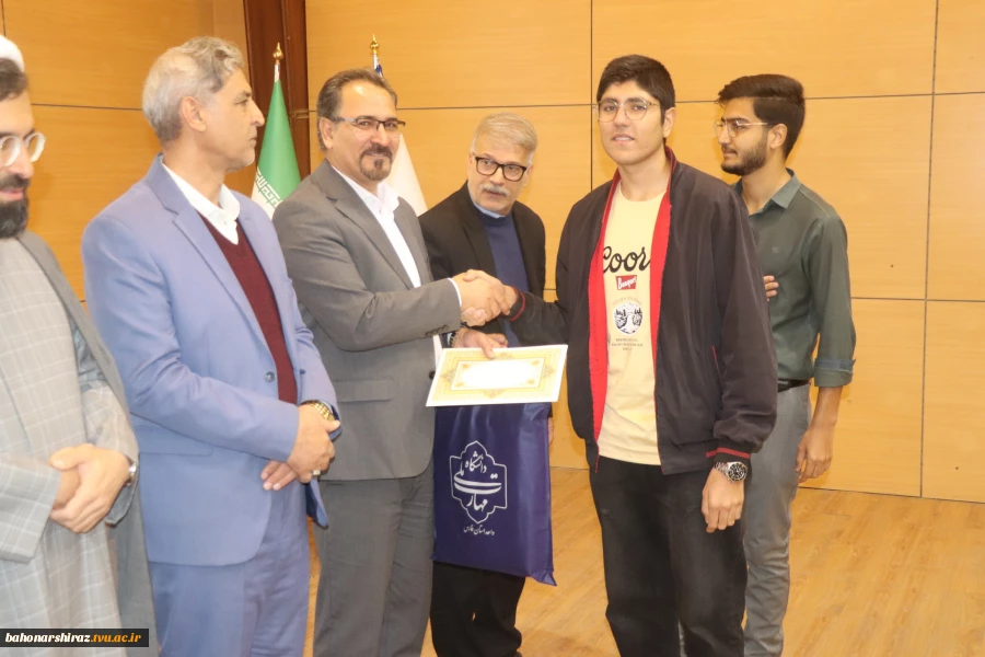 مراسم گرامیداشت روز دانشجو و تقدیر از دانشجویان ممتاز در دانشگاه ملی مهارت باهنر شیراز برگزار شد 4