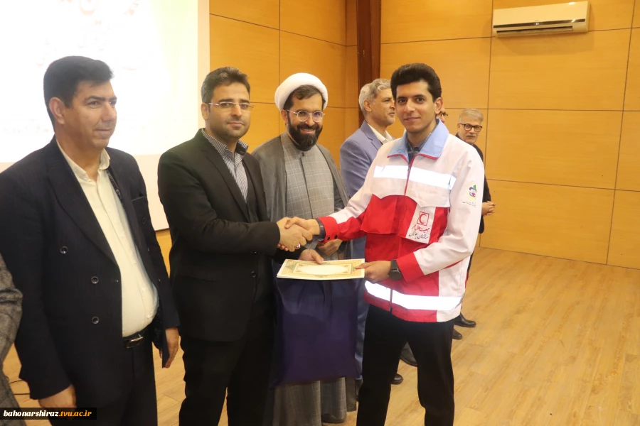 مراسم گرامیداشت روز دانشجو و تقدیر از دانشجویان ممتاز در دانشگاه ملی مهارت باهنر شیراز برگزار شد 6