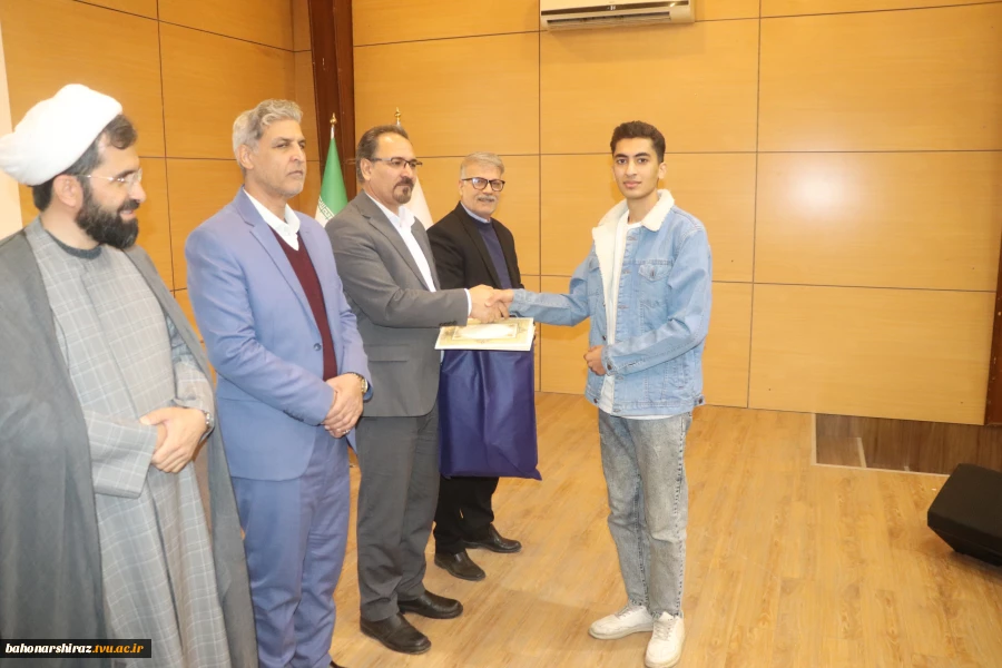 مراسم گرامیداشت روز دانشجو و تقدیر از دانشجویان ممتاز در دانشگاه ملی مهارت باهنر شیراز برگزار شد 8