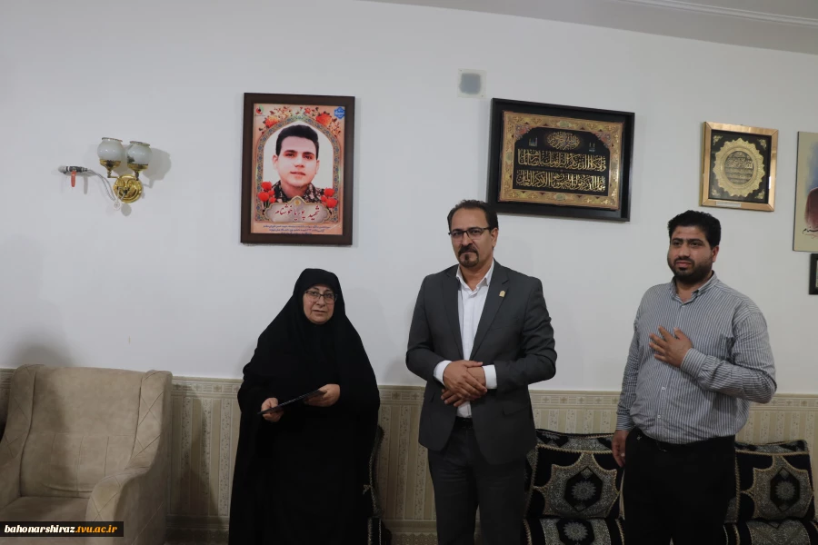 دیدار رئیس دانشگاه ملی مهارت واحد استان فارس با خانواده شهید دانشجو پوریا خوشنام در نورآباد ممسنی
 2